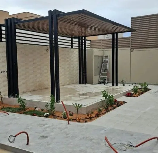 أهمية تركيب مظلات الحدائق والجلسات الخارجية في الرياض: دليلك الشامل لتجميل المساحات