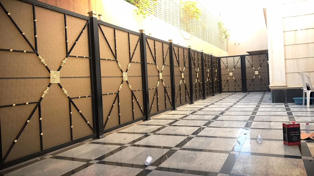 سواتر حديد أم خشبية؟ أيهما الأنسب لأسوار منزلك في الرياض؟ مقارنة شاملة