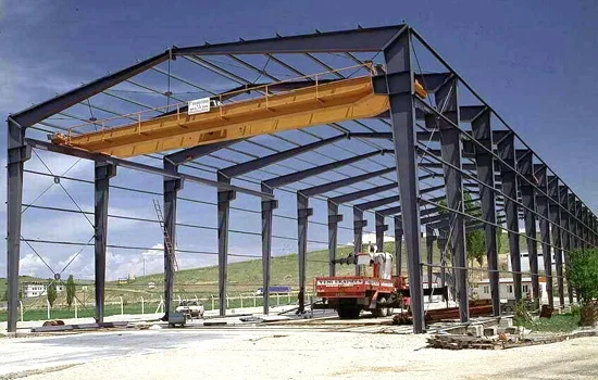 دليل شامل لبناء وتصميم الهناجر والمستودعات في الرياض 2026: المواصفات الهندسية وأفضل خيارات العزل